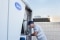 Technicien effectuant une maintenance préventive sur un équipement CVC Carrier