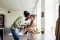 La photo montre une femme en train de s'occuper avec tendresse d'un petit enfant assis sur le plan de travail de la cuisine.